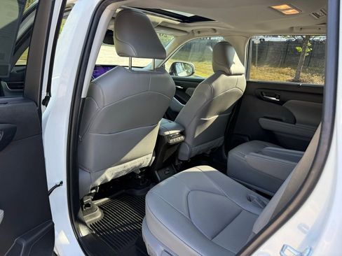 Used 2023 Toyota Highlander XLE FWD image 27