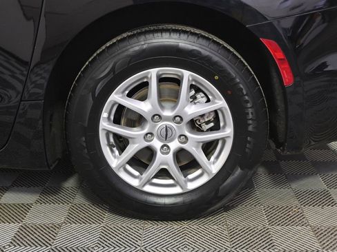 Used 2024 Chrysler Pacifica Touring-L image 21