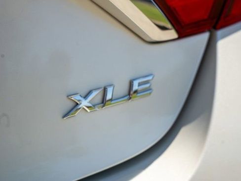 Used 2017 Toyota Camry XLE FWD image 12