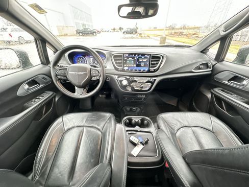 Used 2021 Chrysler Pacifica Touring-L w/ Uconnect Theater Family Group image 20