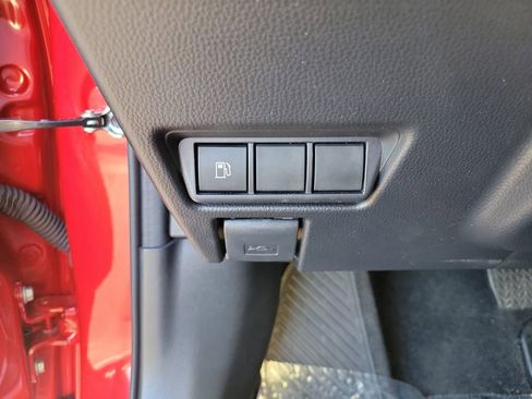 Used 2025 Toyota Prius XLE image 31