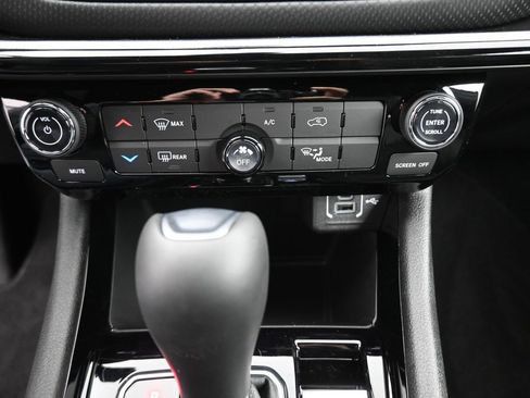 New 2026 Jeep Compass Latitude image 9