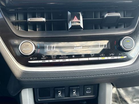 Used 2024 Toyota Corolla Cross XLE w/ Convenience Package image 16