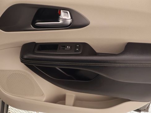 Used 2022 Chrysler Pacifica Touring-L FWD image 15