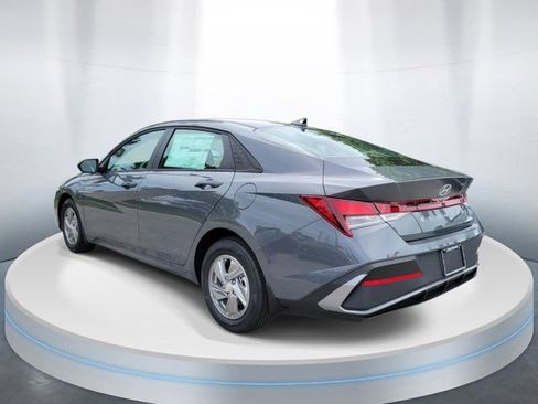 Used 2026 Hyundai Elantra SE FWD image 3