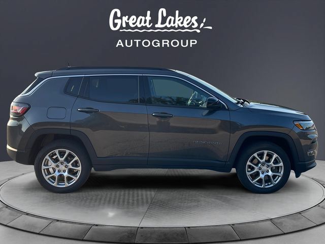 Used 2023 Jeep Compass Latitude w/ Sun and Sound Group AWD/4WD image 6