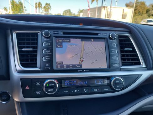 Used 2014 Toyota Highlander Limited image 23