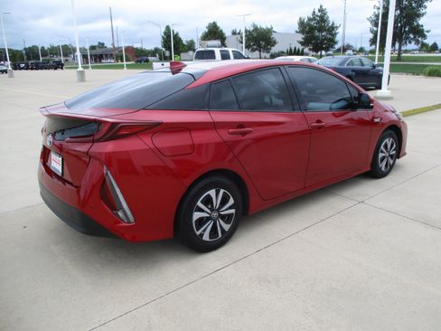 Used 2018 Toyota Prius Prime Advanced w/ Carpet Mat Package FWD image 7
