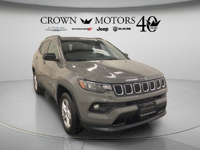 Used 2023 Jeep Compass Latitude w/ Sun and Sound Group AWD/4WD image 9