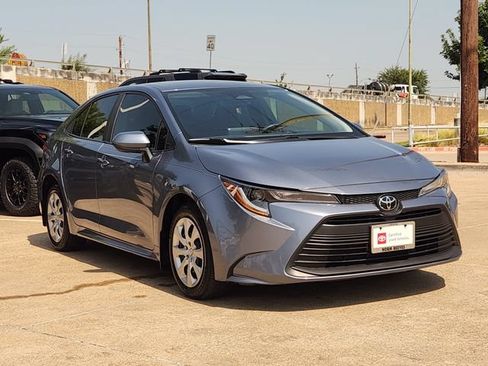 Used 2025 Toyota Corolla LE FWD image 2