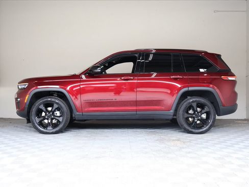 Used 2025 Jeep Grand Cherokee Limited w/ Black Appearance Package AWD/4WD image 7