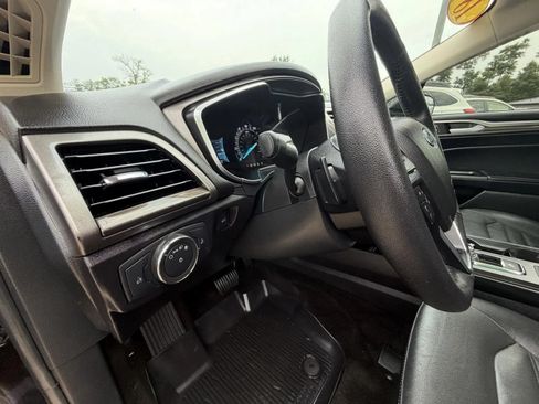 Used 2018 Ford Fusion SE w/ Fusion SE Technology Package FWD image 11