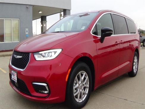 Certified 2025 Chrysler Pacifica Select image 2