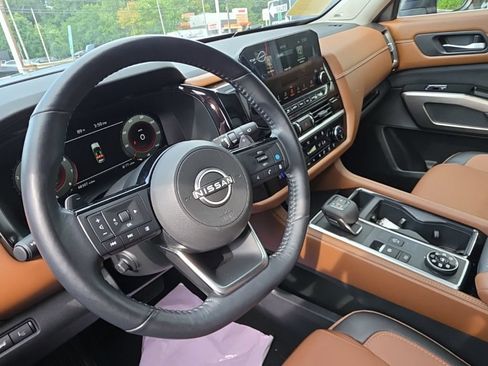 Used 2023 Nissan Pathfinder Platinum AWD/4WD image 11