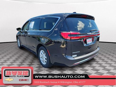 Used 2023 Chrysler Pacifica Touring-L FWD image 3