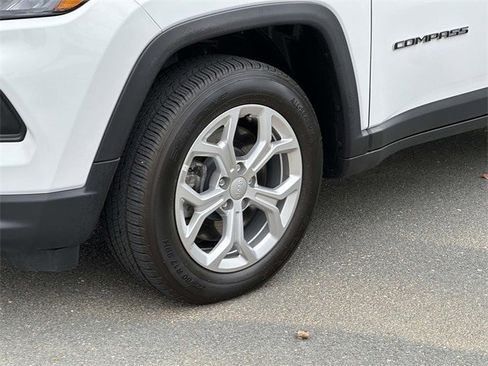 Used 2024 Jeep Compass Latitude image 7