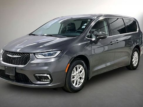 Used 2023 Chrysler Pacifica Touring-L image 3