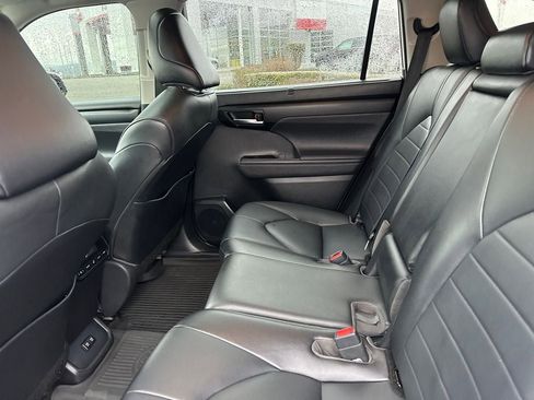 Used 2021 Toyota Highlander XLE image 13