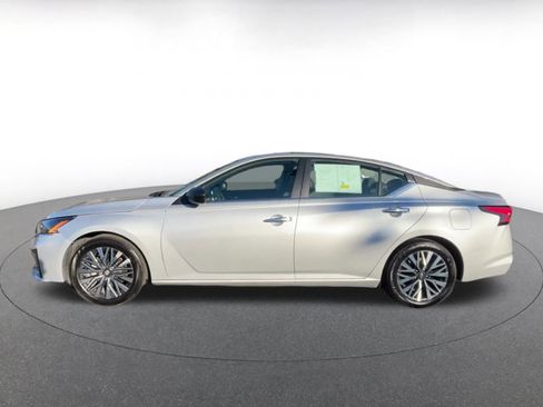 Used 2024 Nissan Altima 2.5 SV image 9