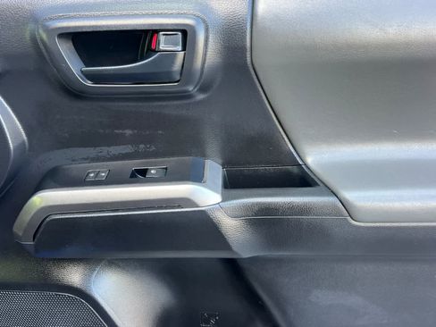 Used 2022 Toyota Tacoma SR5 AWD/4WD image 17