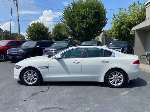 Used 2018 Jaguar XE Premium RWD image 9