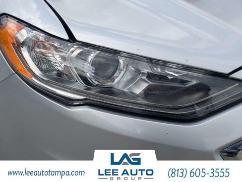 Used 2018 Ford Fusion SE w/ Fusion SE Technology Package FWD image 9