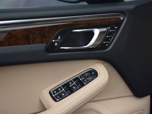 Certified 2025 Porsche Macan image 14