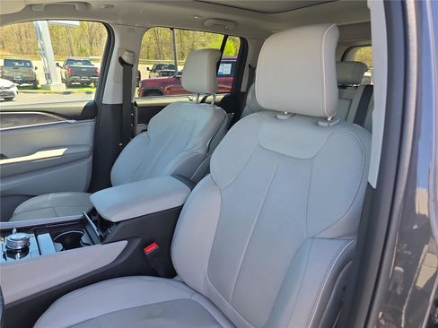 Used 2022 Jeep Grand Cherokee Overland w/ Luxury Tech Group IV image 21