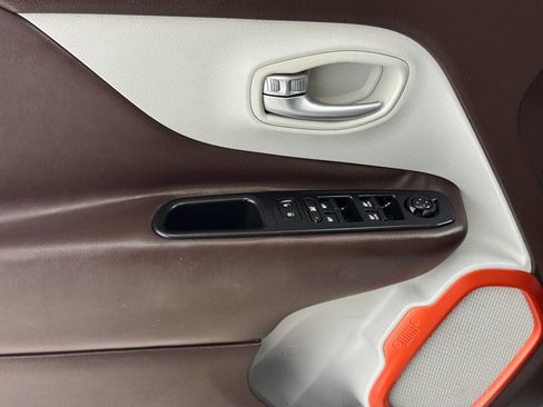 Used 2017 Jeep Renegade Limited image 36