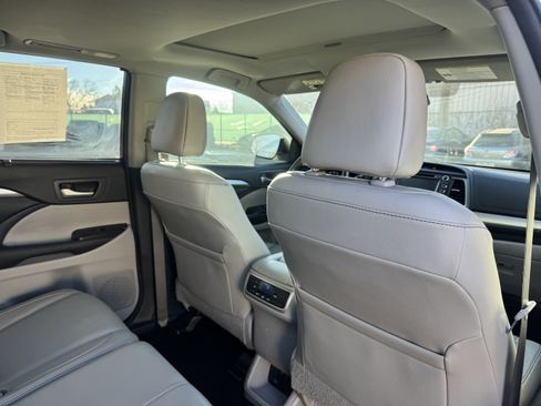 Certified 2018 Toyota Highlander XLE image 18