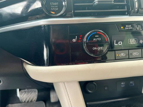 Used 2025 Nissan Pathfinder SL AWD/4WD image 19