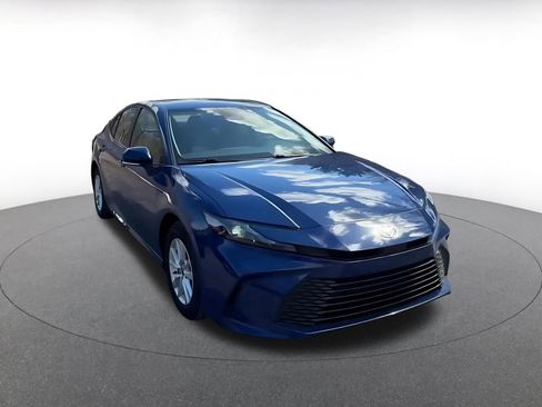 Used 2025 Toyota Camry LE image 3