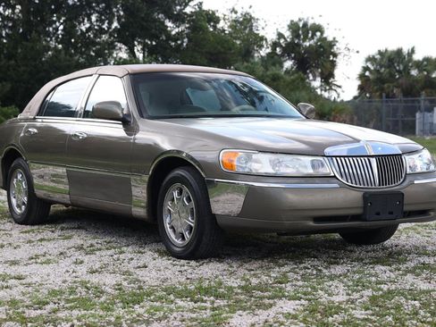 Used 2001 Lincoln Town Car Signature RWD image 15