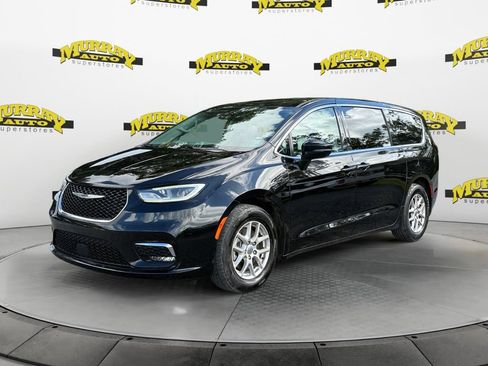 Used 2024 Chrysler Pacifica Touring-L FWD image 1