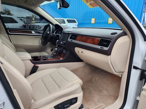 Used 2012 Volkswagen Touareg TDI image 29