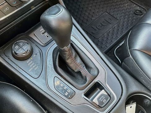 Used 2019 Jeep Cherokee Trailhawk AWD/4WD image 18