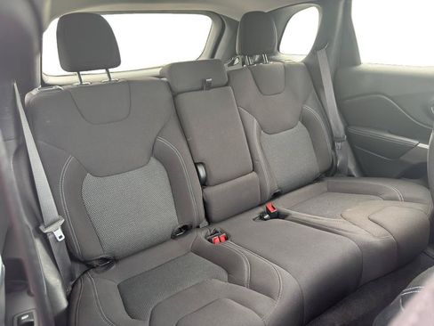 Used 2019 Jeep Cherokee Latitude w/ Popular Appearance Group AWD/4WD image 12