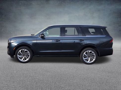 New 2026 Lincoln Navigator Reserve image 4