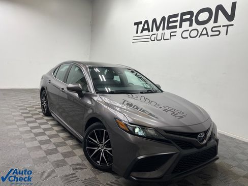 Used 2022 Toyota Camry SE image 1