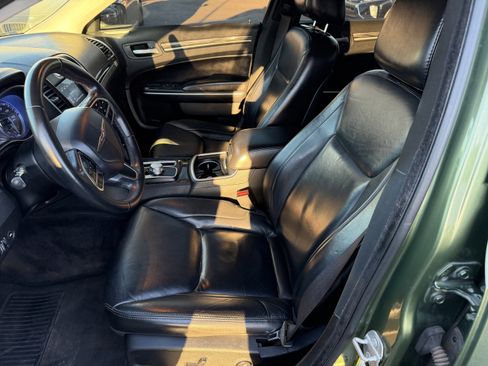 Used 2018 Chrysler 300 Touring L image 9