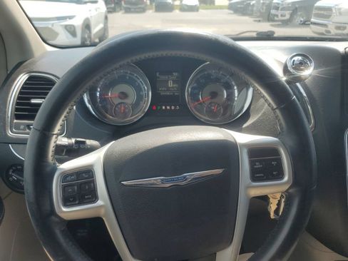 Used 2016 Chrysler Town & Country Touring FWD image 16
