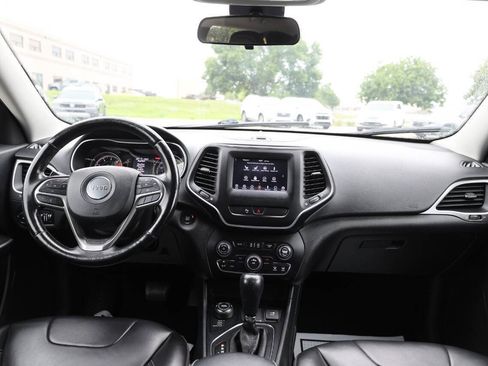 Used 2019 Jeep Cherokee Latitude Plus w/ Cold Weather Group AWD/4WD image 14