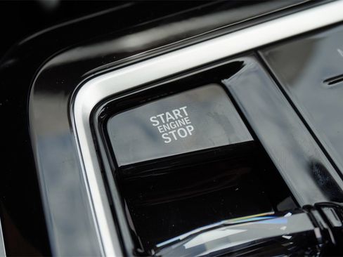 New 2025 BMW 740i w/ Executive Package image 14