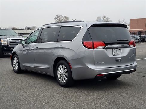Used 2017 Chrysler Pacifica Touring-L image 5