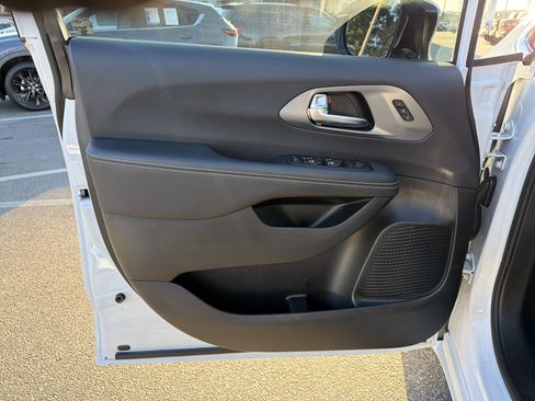 Used 2025 Chrysler Pacifica Select image 11