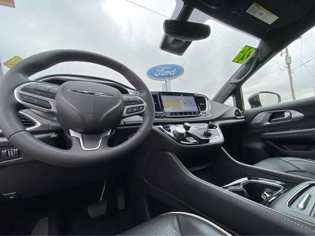 Used 2026 Chrysler Pacifica Limited FWD image 26