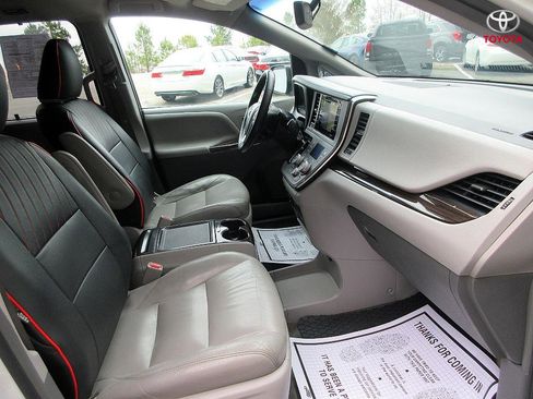 Used 2017 Toyota Sienna Limited image 21