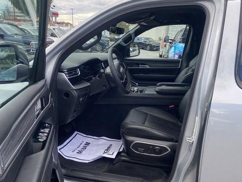 Used 2023 Jeep Wagoneer Series III w/ Preferred Equipment Group image 16