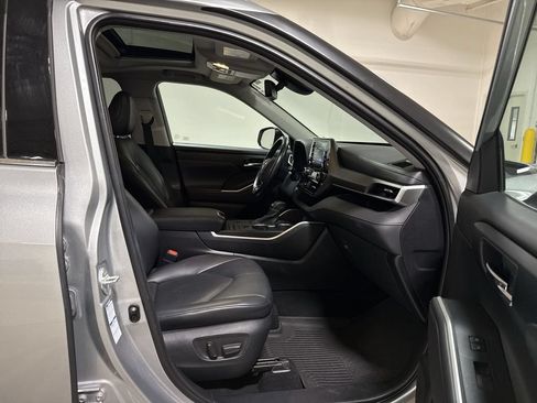 Used 2020 Toyota Highlander XLE AWD/4WD image 22