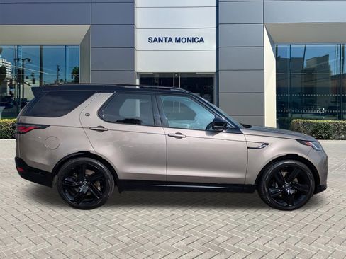 Used 2023 Land Rover Discovery Metropolitan Edition image 4